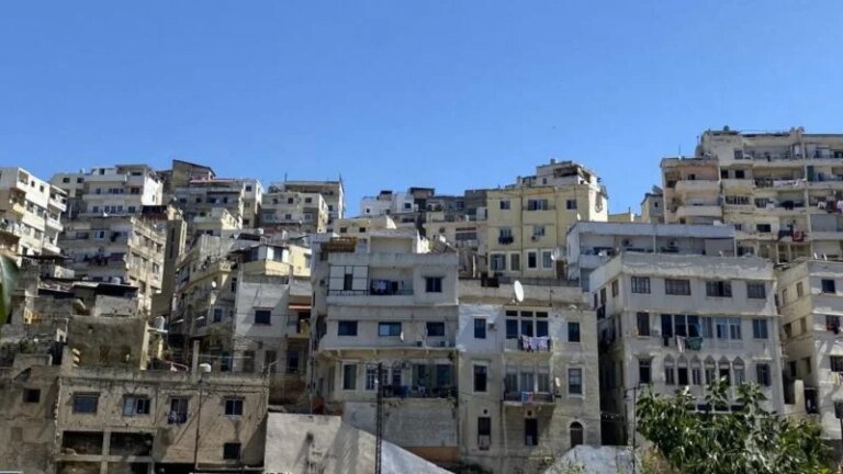 إخلاء المباني التي من المحتمل أن تنهار وتقديم المأوى والمساعدة لها