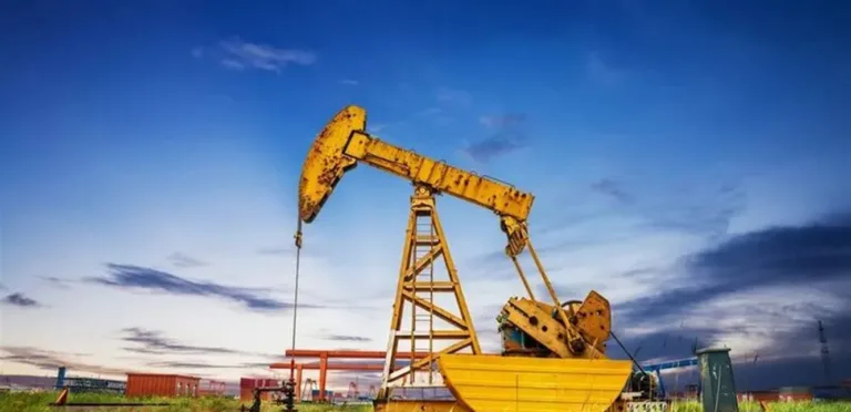 تراجعت أسعار النفط للأسبوع الثاني على التوالي وسط مخاوف من وفرة المعروض