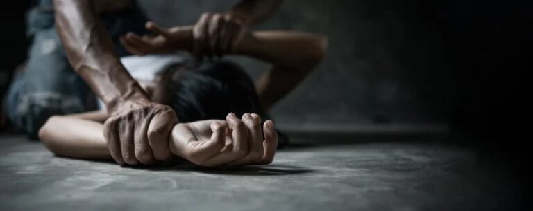 هربت من منزلها خوفا. واتهم شخص بالاعتداء على طفل