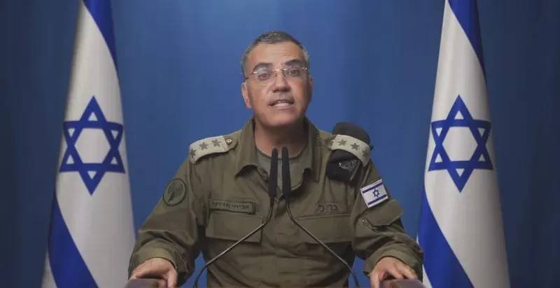 الدكتور "في الصباح" وعضو الحزب... أدرعي يروج للرواية الإسرائيلية حول قصف الجامعة اللبنانية!