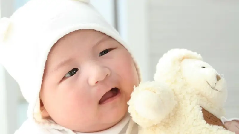 اكتشاف مدهش: كيف يحمي الرضيع نفسه من البكتيريا داخل الرحم؟