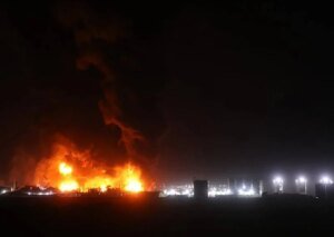 هجوم بطائرة مسيرة يشعل خزان وقود في مطار الكويت.. والتصعيد يتفاقم