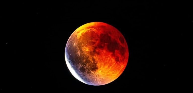 العالم على موعد مع خسوف كلي نادر للقمر يشاهده أكثر من 5 مليارات شخص غدا الثلاثاء