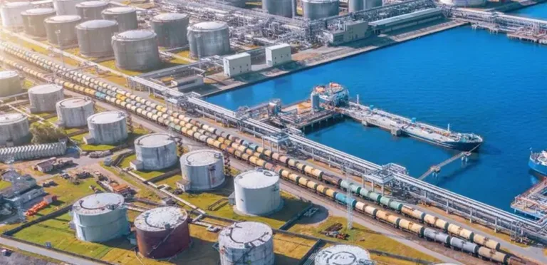 السحب الأضخم على الإطلاق من احتياطيات النفط الاستراتيجية.. هل تستمر أسعار الخام في الارتفاع؟