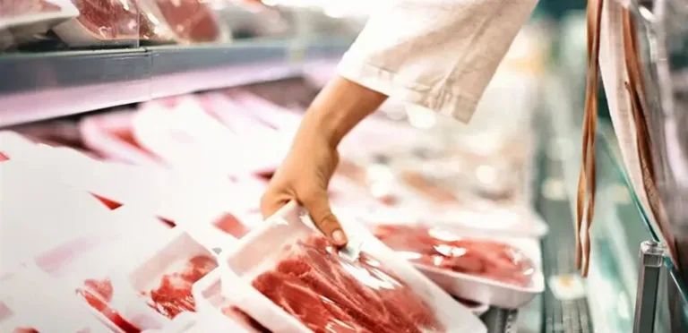 تعطّل العمل في أكبر مصنع لتعبئة اللحوم في كولورادو بسبب إضراب حوالي 3800 عامل