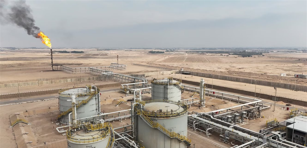 الخليج يخفض إنتاجه النفطي بـ 6.7 مليون برميل بسبب تداعيات "حصار هرمز"