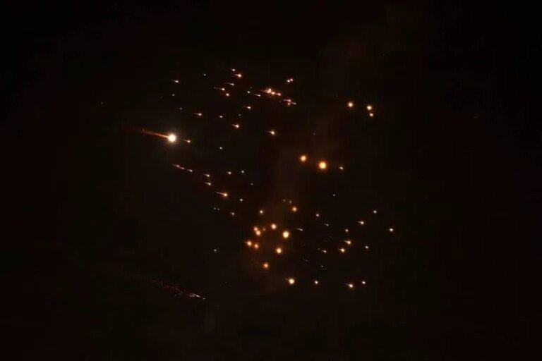 ردًا على “انتقامًا للاريجاني”: صاروخ إيراني يتسبب بدمار هائل في تل أبيب (صور)