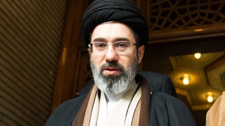 خامنئي يوجه رسالة إلى قاسم
