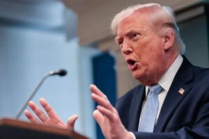 ترامب يعلن فرض عقوبات صارمة على إيران وسط توقعات بالتوصل إلى اتفاق قريبا