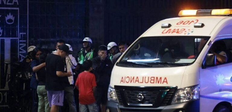مأساة في ملعب بيرو تؤدي إلى قتلى وجرحى