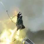 ليست مجرد قطعة قماش.. كيف يتغلب الطيار على “صفعة الهواء” والبرد الشديد؟