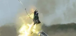 ليست مجرد قطعة قماش.. كيف يتغلب الطيار على “صفعة الهواء” والبرد الشديد؟