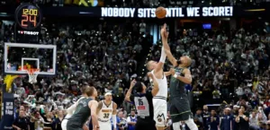 فوز مثير لـ«الرباعي القوي» يشعل الإثارة في افتتاح «البلاي أوف»