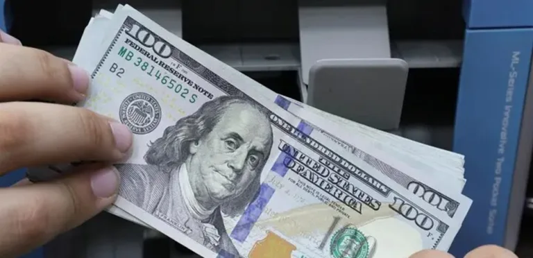 انخفاض احتياطي العملات الأجنبية لدى مصرف لبنان وأنباء متداولة عن تعويم الليرة