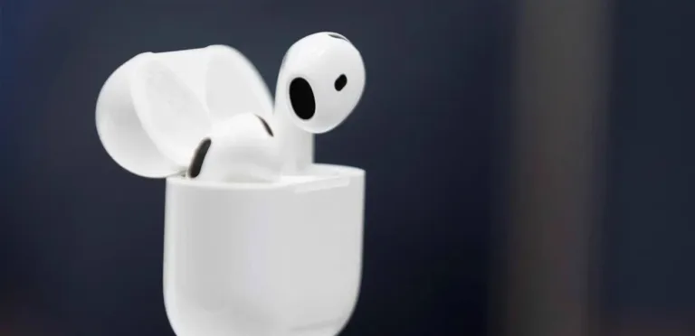 ليس للموسيقى فقط.. سماعات AirPods تتحول إلى «جهاز ذكي» يتحدى الضجيج