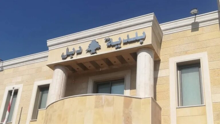 نداءات مزدوجة للعالم طلباً للمساعدة ويتشبث بأراضيه