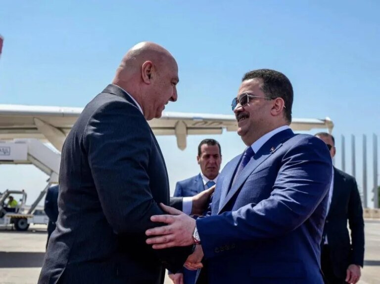 الاتصال بشأن التطورات والدعم الوثيق