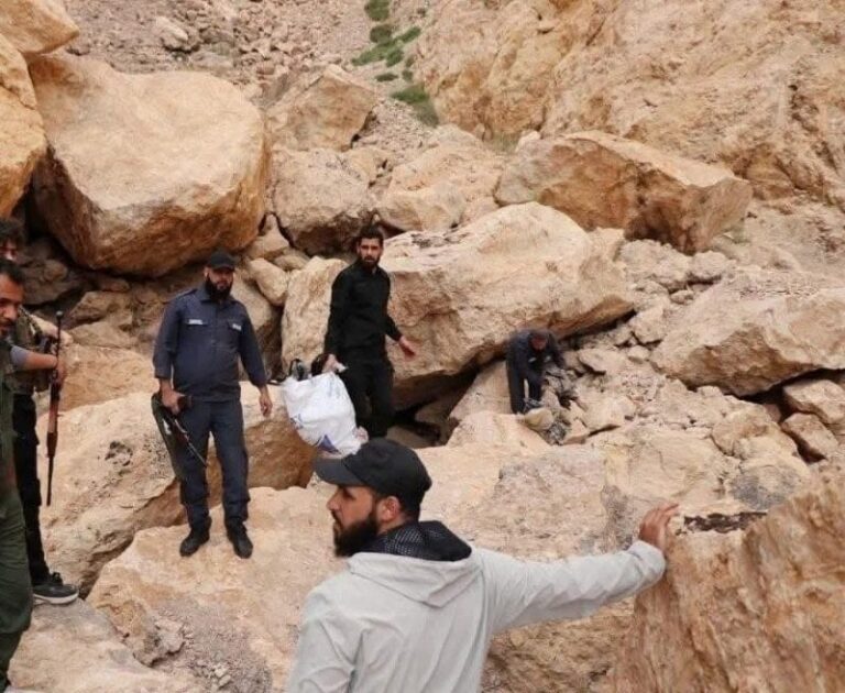 في مشهد يعيد فتح جراح الحرب… مقبرة جماعية تُكتشف في قلب دمشق
