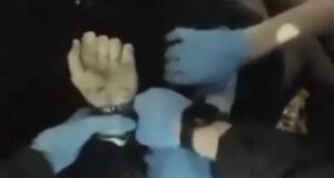 قضية تهز بريطانيا… الشرطة تُكبّل طالباً وهو يحتضر (فيديو)
