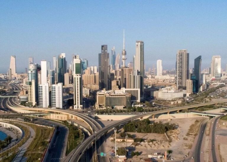 انفجارات في سماء الكويت… وتحذيرات عاجلة في البحرين