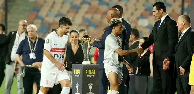 بقميص الفراعنة.. بيزيرا يلفت الأنظار خلال لقائه روماريو
