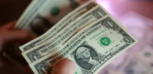 دولار يستقرّ.. وجلسة منتظرة في كاليفورنيا تمثل حدثاً بارزاً