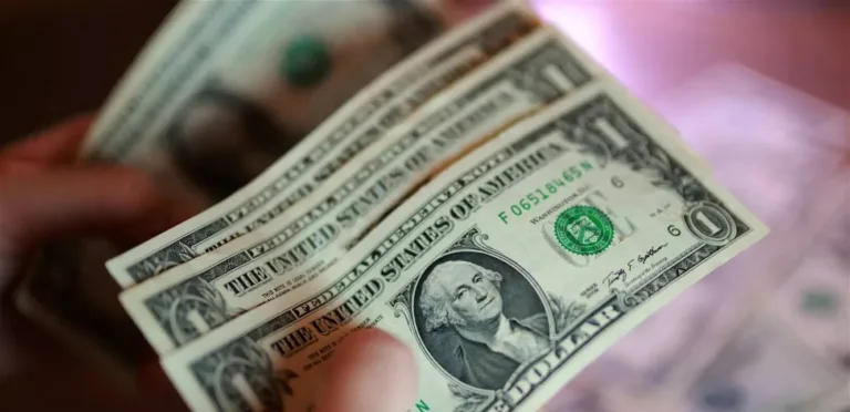 دولار يستقرّ.. وجلسة منتظرة في كاليفورنيا تمثل حدثاً بارزاً