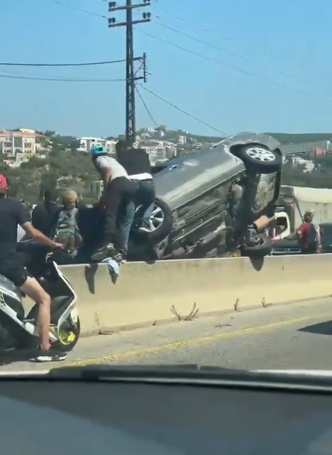 تصادم يربك أوتوستراد العقيبة… حافل بالحادث العسكري في الحادث (فيديو)