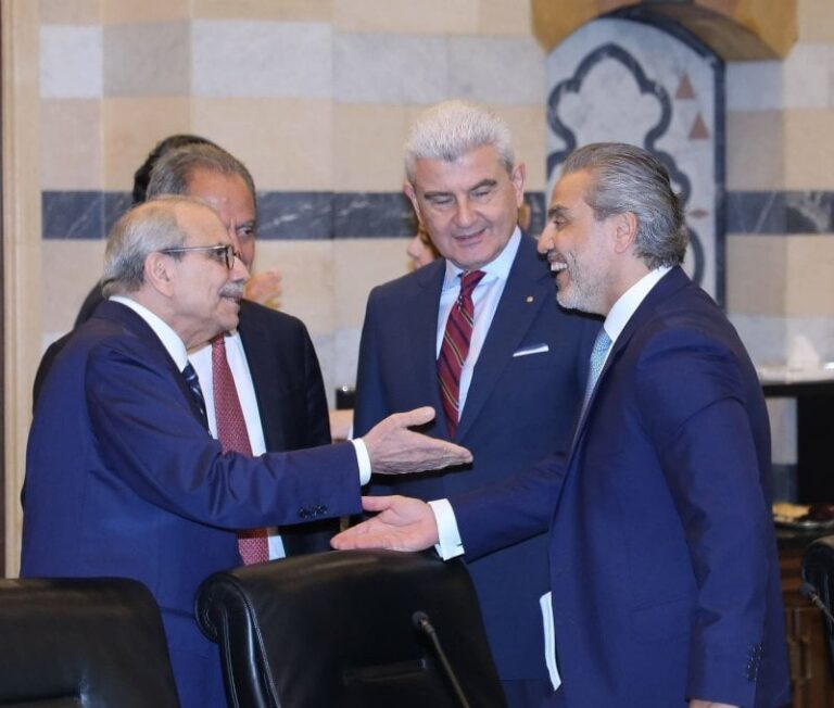 نواف سلام لا يهاجم محمود مكية