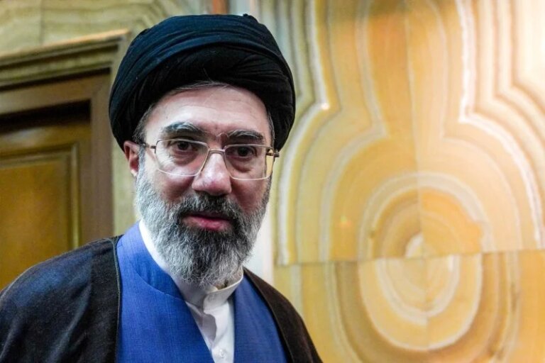 مجتبى خامنئي حيّ ومصاب… والحرس الثوري يمسك بمفاتيح إيران