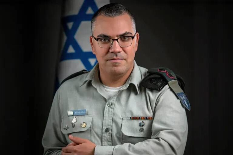 “منحتكم بقلبنا”… أدرعي يوجه رسالة إلى اللبنانيين في شرب البيرة بتل أبيب (فيديو)