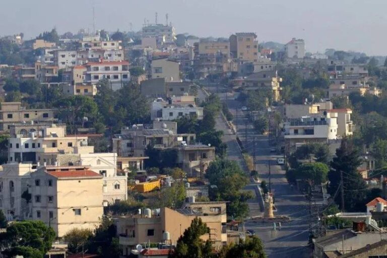 “افتحوا الطريق”… اعتصام في القليعة لكسر العزلة