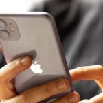 ما الضوء الأحمر الغامض في أعلى شاشة iPhone؟