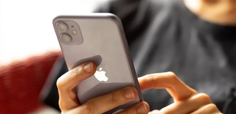 ما الضوء الأحمر الغامض في أعلى شاشة iPhone؟