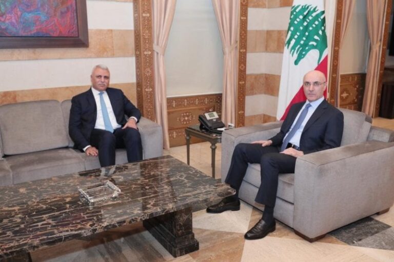 البصمة البيومترية للمغتربين على طاولة الحجار وشكير