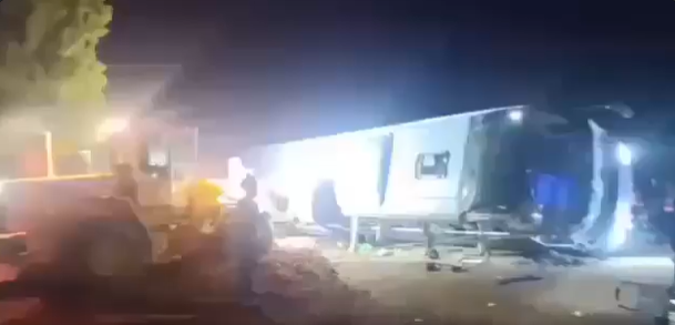مأساة على طريق العمرة… قتلى وجرحى بانقلاب فيديو من صيدا ()