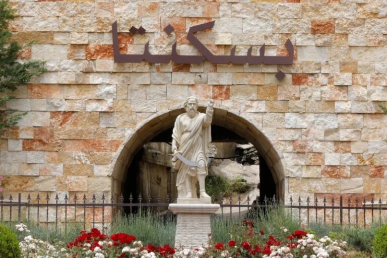 قرية بحجم مدينة… بسكنها لعشاق الأهم