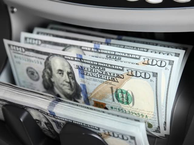 الدولار يصعد مع اشتعال الفجوة… ونفط يتغير وتعديل