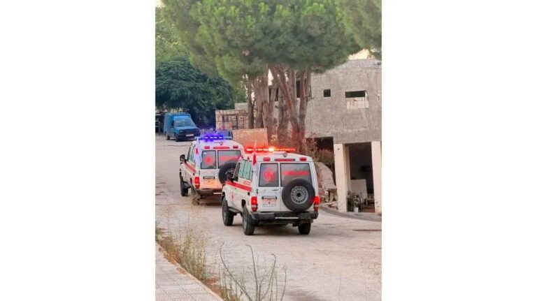 وحيدًا بين القرنين والقصف… الصليب الأحمر ينقذ مسنًا من منطقة علي الطاهر