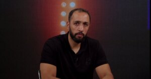 علي حيدر بعنف ضد المدرب جو يغطياس:”يا عيب الشوم”.. هل دفع ثمن انديته السياسية مع الحكمة؟