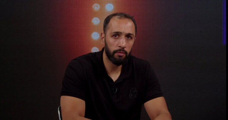 علي حيدر بعنف ضد المدرب جو يغطياس:”يا عيب الشوم”.. هل دفع ثمن انديته السياسية مع الحكمة؟