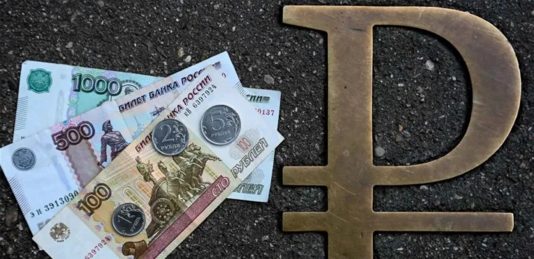 تجاوز الدولار 84.5 رب.. القوى الروسية تتراجع أمام العملات الرئيسية