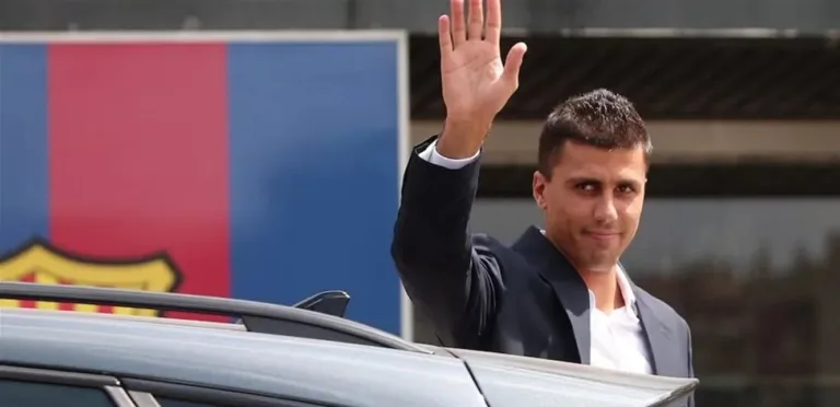 وصلت من مانشستر سيتي.. برشلونة أعلنت تعاقده مع رودري
