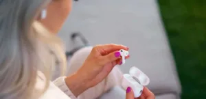 من الشحن إلى الاتصال.. 5 هدية في سماعات “AirPods” وكيفية علاجها