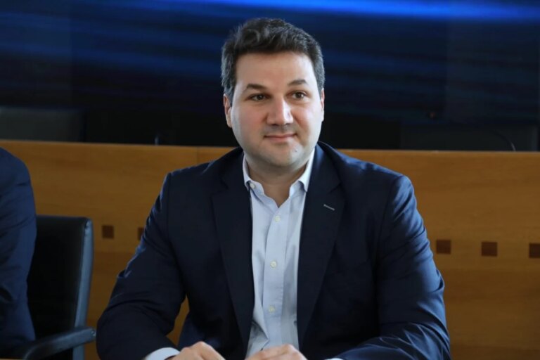 “مهزلة تضرب هيبة الدولة”… الجميّل يهاجم تجديد إقامة شيباني