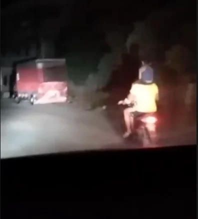 مشهد لا يُصدَّق على الطريق… طفل على كتف سائق دراجة (فيديو)