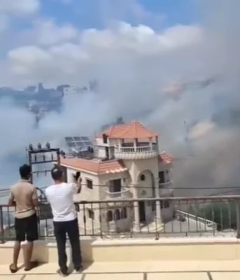 بالفيديو: النيران تقترب من المنازل… حريق كبير ييجتاح شحور