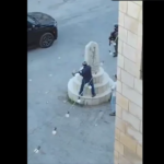 أمام الكاميرات.. عضو كنيست يهدم نصبًا تذكاريًا في الضفة (فيديو)