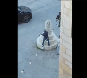 أمام الكاميرات.. عضو كنيست يهدم نصبًا تذكاريًا في الضفة (فيديو)