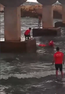 بالفيديو: وحدة الحماية البحرية تُسعف شاباً تواصلاً تحت جسر عبد الوهاب
